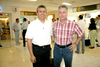 25052009 Gerardo Savedra llegó de la Ciudad de México y fue recibido por Raúl Hernández.