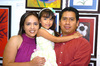 25052009 Karina Alva y Arturo Ramírez con su pequeña Valeria Ramírez.