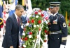 Obama, que desayunó con familiares de militares muertos en combate, participó en un acto frente al monumento del soldado desconocido en Arlington con motivo del Día de los Caídos (Memorial Day).