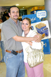 17052009 Juan Fuentes junto a Guadalupe Pulgarín a la salida del cine.