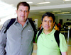 22052009 Gustavo Núñez llegó de la Ciudad de México y fue recibido por Javier Cepeda y Alma Núñez.