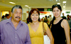 28052009 María del Carmen Castellanos llegó a Torreón después de pasar unos días en la Ciudad de México y fue recibida por su esposo Rafael Contreras y su hija Daniella.