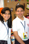 30052009 Evelyn Cossío y Nadia García, alumnas del colegio Cervantes.