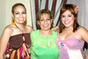 29052009 Cumpleaños. Luz María acompañada de sus hijas Karla y Lucy Castañeda Diosdado.