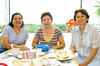 24052009 Silvia Armendáriz, Quetita Reyes y Olga Mitre, en un desayuno.