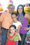 31052009 María Regina Tabares Montellano cumplió seis años, la acompañan sus padres Fernando Tabares y Claudia Montellano, y su hermana Marifer. EL SIGLO DE TORREÓN/JAIME DE LARA