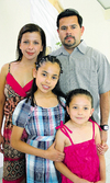 31052009 Adriana Anaya de Martínez y Alejandro Martínez con sus hijas Alejandra y Daniela Martínez Anaya.
