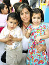 31052009 María Acuña con los pequeños Alejandro y Dafne Flores.
