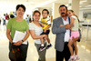 01062009 Lilian González y Ernesto Rubio se fueron con destino a la Ciudad de México y fueron despedidos por Alejandra de Rubio y sus hijos Emiliano y Alexia.