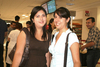 01062009 Rebeca Alcaraz Flores fue despedida antes de partir hacia Valladolid, España, por su hermana Elizabeth.
