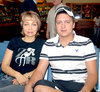 03062009 Vacaciones. Marieta Petrov y su hijo Lucho Petrov.