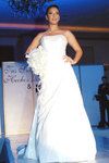 11062009 Radiante. La modelo Ana Isabel Muñoz lució lindos vestidos de novia en la pasarela.
