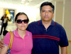 11062009 . Miriam Castruita y Jorge Rodríguez enla sala de espera del aeropuerto.