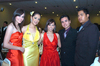 13062009 Disfrutan de fiesta. Rocío Rodríguez, Norma Covarrubias, Laura Woo, Omar Adame y Gerardo Núñez.