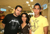06062009 Carlos Ruiz, Patricio Hernández y Linda junto al actor Luis Felipe Tovar, en la sala de espera del aeropuerto.
