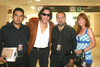 06062009 Carlos Ruiz, Patricio Hernández y Linda junto al actor Luis Felipe Tovar, en la sala de espera del aeropuerto.
