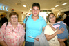 05062009 Sergio Andrés Varela viajó a la Ciudad de México y fue despedido por su mamá, Sra. Juanita Mata y Magda Varela.
