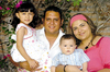 07062009 Jaime Delgado Favela y Melissa Herrera con los pequeños Jimena y Rodrigo Delgado.