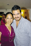 07062009 Claudia Patricia de Quiñones acompañada de su esposo Jesús Antonio Quiñones, el día de su fiesta de canastilla.