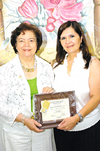 07062009 Corine recibió un reconocimiento de parte del  Consejo de Jueces por su excelente actuación como presidenta de esta Asociación para el ciclo 2008-2009. La entrega estuvo a cargo de Juanita Ortiz.