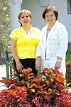 07062009 Lupita Ramos de Flores y Corine Sánchez de Villarreal, presidenta entrante y saliente, respectivamente de la Asociación de Clubes de Jardinería de  la Comarca Lagunera.