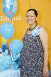 07062009 Areli López Rodríguez lució feliz junto a las organizadoras de su fiesta de regalos para bebé: Jenny Cruz, Natalia Acosta, Ana Farhat, Idalia Valdez y Robin Morales.