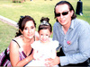 16062009 Como princesa. La festejada en compañía de sus padres, señores Nadia González de Valdez y Daniel Valdez Moreno.