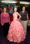 12062009 Blanca Estela Valdés y Nancy Ramírez, organizadoras generales de 'Expo XV Años Fashion Dreams' acompañadas de una de las modelos. Invitan a las futuras quinceañeras a que asistan al evento.
