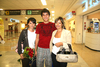 12062009 Elizabeth Escobedo y Andrea Guerrero llegaron de Celaya, Guanajuato, y fueron recibidas por Gustavo Herrera.