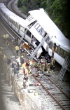 El accidente ocurrió, cuando un tren compuesto por seis vagones chocó contra otro y descarriló dejando a un número no determinado de pasajeros atrapados.