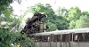El accidente ocurrió, cuando un tren compuesto por seis vagones chocó contra otro y descarriló dejando a un número no determinado de pasajeros atrapados.
