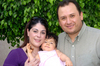 14062009 La pequeña Mariana Verástegui Sánchez en brazos de sus padres Natalia y Jorge.