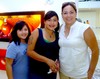 18062009 Paulina y Cristina Arriaga con su mamá Claudia de Arreaga.
