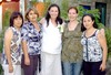 18062009 Recibe felicitaciones. Dalia en la compañía de Laura, Miriam, Mónica y Alejandra.