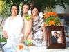 14062009 La futura novia acompañada de su mamá, Sra. Socorro Ramírez de Cruz y su futura suegra, Sra. Mayela Guerrero de Vega.