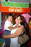 24062009 Cumpleañero. Valente junto a su mamá Nury Ortiz.