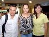 24062009 Claudia, Manuelita, Pepita y Rolando Reyes captados en la sala de espera del aeropuerto.