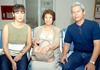 24062009 Claudia, Manuelita, Pepita y Rolando Reyes captados en la sala de espera del aeropuerto.