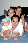 21062009 Muy querido. Fernando Santacruz es un papá muy consentido por sus  pequeñas: Renata 'Tata', Natalia 'Tatis' y Paola 'Pau'. EL SIGLO DE TORREÓN / ANNEL SOTOMAYOR