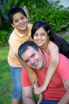 21062009 Javier Pérez le gustan los días en familia para compartir con sus hijos Liliana y Rafael.