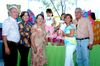 21062009 Cumpleaños. Regina y Luciana con sus abuelitos Carlos y Lety de Leal, su bisabuelita Ninfa Martínez, y sus abuelitos Rafael y Laura de Díaz.