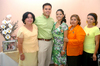 26062009 Los futuros esposos en compañía de Alma Silvestre Orozco de Mirón, María del Carmen Andrade de Espinoza y Mary Carmen Espinoza de Dipp.