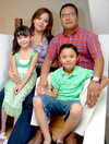 30062009 En familia. Ángel en la compañía de sus papás Ignacio Carmona López y Ana Cecilia López de Carmona, y de su hermana Cecy Mariana.