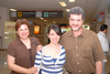 29062009 Natalia Garza Orellana se fue de vacaciones a la Ciudad de México y fue despedida por sus papás Laura y Sergio Garza.