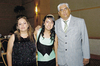 28062009 Polett Cecilia acompañada en su fiesta de quince años por sus papás Rocío Sánchez de Arellano y Guadalupe Arellano Muñoz.