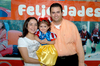 28062009 Sonriente. Sofía en compañía de sus padres Ivonne Márquez de Burgos y Eduardo Burgos, organizadores de su fiesta de cumpleaños.