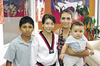 28062009 Manuel Portillo con sus hijas y Manuel Portillo Borunda, captados en reciente festejo.