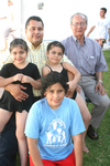 28062009 Manuel Portillo con sus hijas y Manuel Portillo Borunda, captados en reciente festejo.
