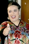 Se va muy sonriente. La dirigente nacional del Partido Revolucionario Institucional, Beatriz Paredes, deposita su voto en la Ciudad de México.