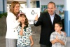 Va con su familia. El presidente Felipe Calderón y su esposa Margarita Zavala votan en una casilla, llegaron acompañados de sus hijos.